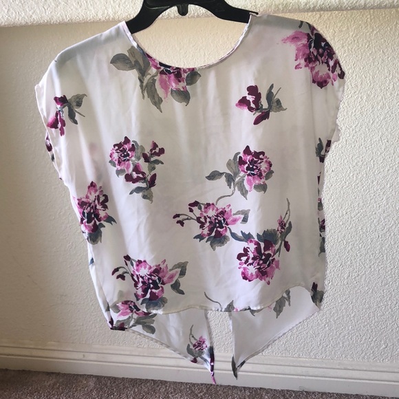 White floral print top w/ an open back - Picture 1 of 4